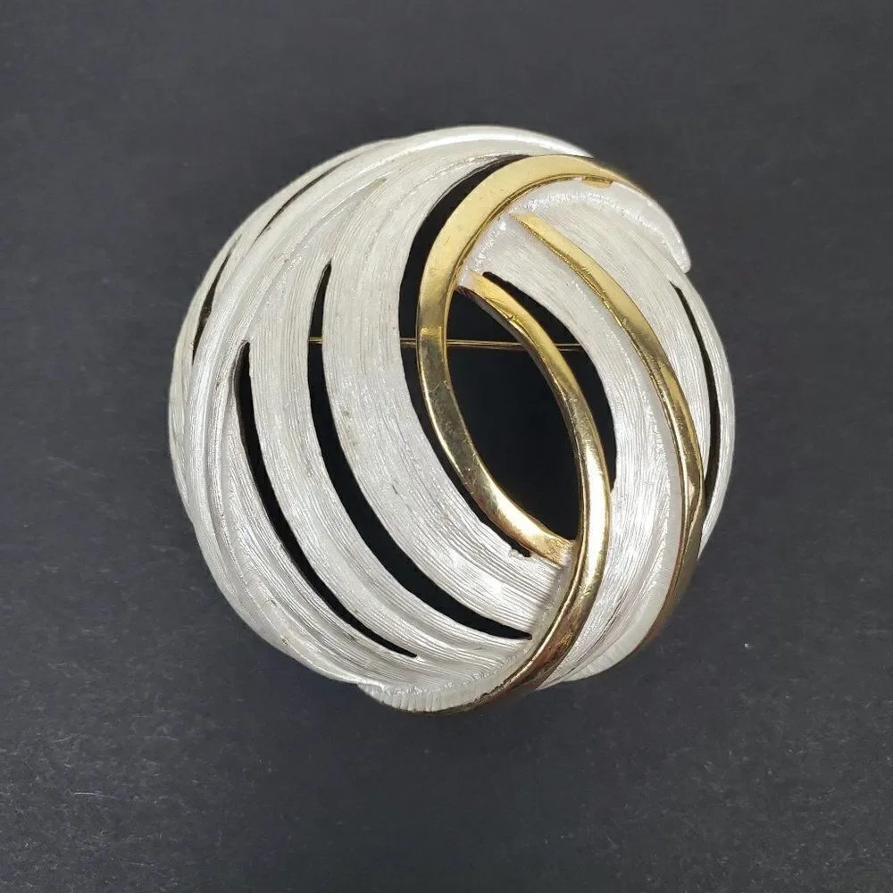 Vintage Round Swirl Dome‎ Cutout Silvery White Enamel Gold Tone Metal Brooch Pin